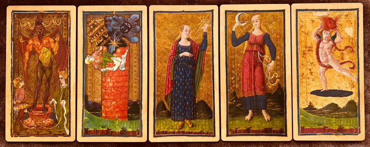 圖：左至右 - 惡魔、高塔、星星、月亮、太陽