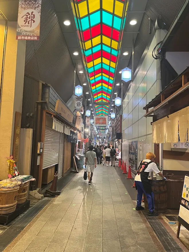 整個錦市場內都有彩色遮雨棚，不怕日曬下雨！