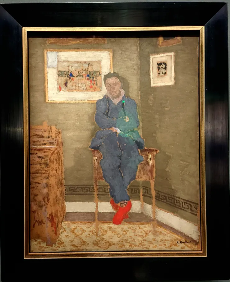 【愛德華·維亞爾（Édouard Vuillard）約1900 年創作的《畫家費利克斯·瓦洛東（Félix Vallotton）在其畫室裡的肖像》。那個紅鞋也太搶眼！ 】