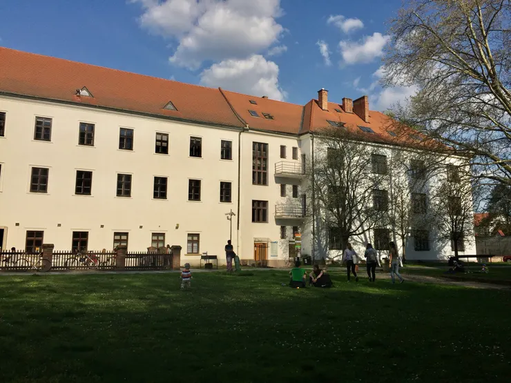 大大的建築物是座修道院，也是過去孟德爾居住與研究科學的地方