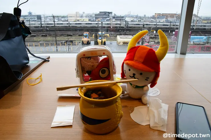 本館2樓食堂的吧台座位可以一邊吃飯，一邊欣賞火車來去