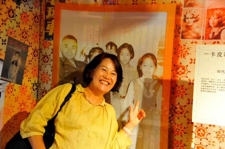 【爾祥在家庭合照前指著小學時的自己】