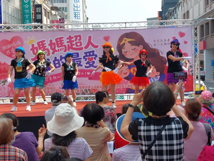 長青土風舞班表演