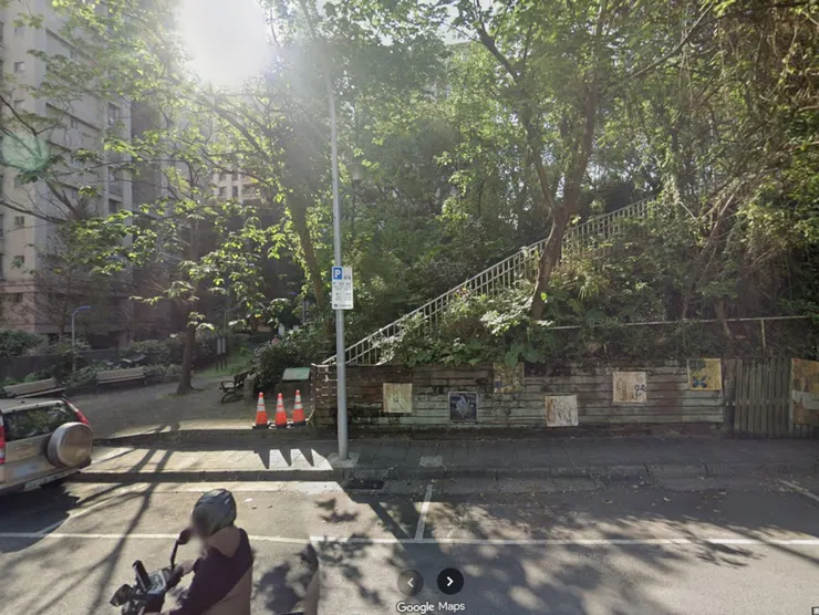 走出木柵路三段48巷，穿過興隆路四段109巷，鑽進對面的忠順萊茵公園