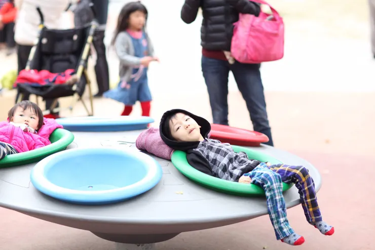 〔示意圖〕無法獨坐的孩子是這樣玩旋轉杯的，這是多人旋轉杯。