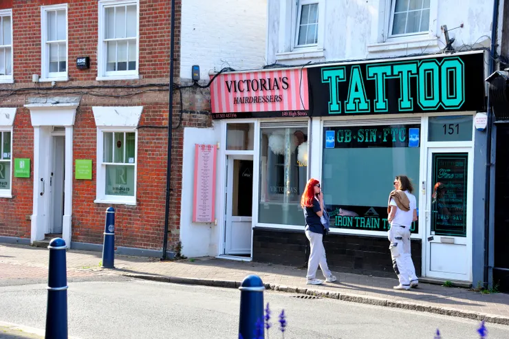 【晨昏街巷靜寂惟餐飲理容有人氣！這也是間理容店，在高街東端了，它還有做紋身。】