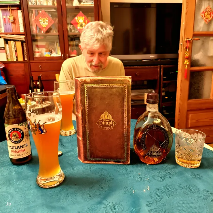 【深有所感但算了且回家喝一杯！除了啤酒，克里斯又拿出珍藏的Dimple 15年威士忌，二人各品嚐了一小杯。】