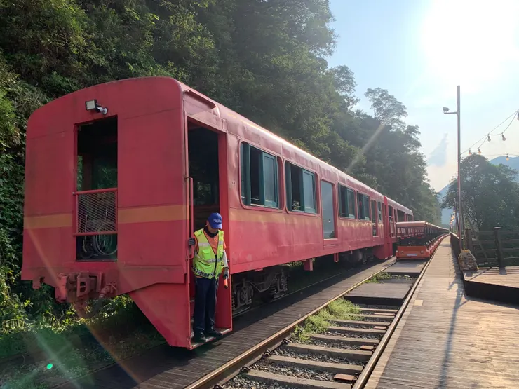 接駁火車終於來了啦～