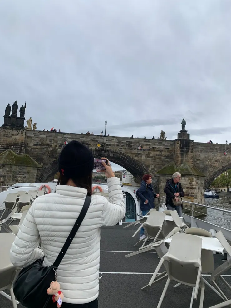 船上拍攝查理大橋的K