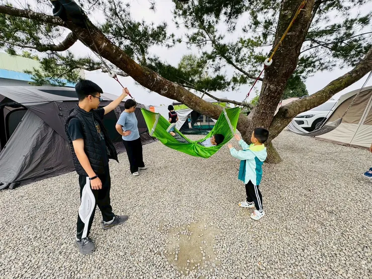 小朋友玩爬樹吊床，不亦樂乎。