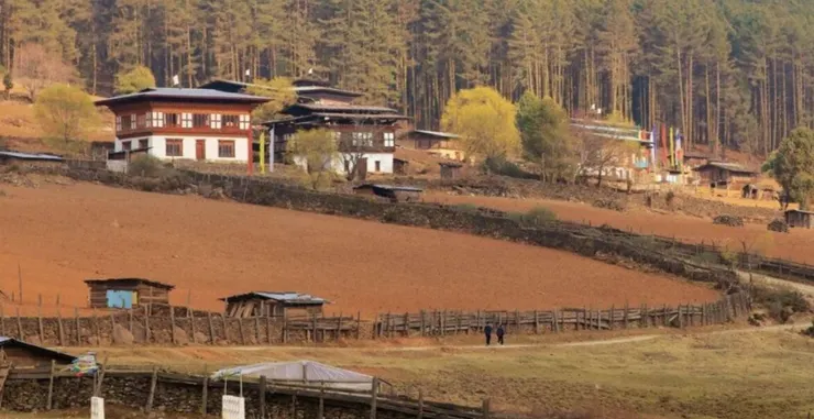不丹Phobjikha山谷，擁有壯麗的自然景觀和典型的傳統不丹建築，是黑頸鹤栖息地，也是當地的知名旅遊景點