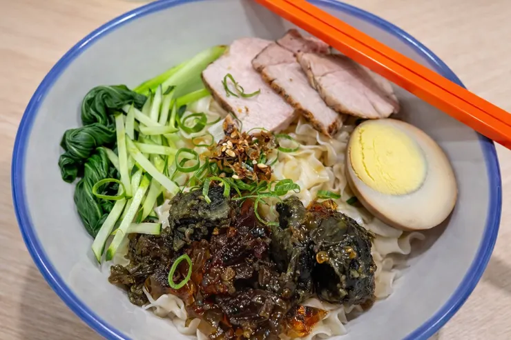 雖然在台灣的時候皮蛋麵一直是威不太敢勇於嘗試的品項之一，但看到評論大推的皮蛋麵讓我不禁也想嘗試看看