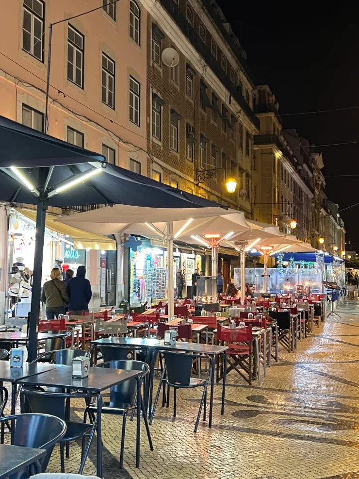 石磚路上一個個的露天用餐席位，配襯著明亮的燈火