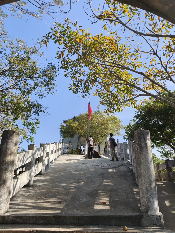 △山頂上豎立著一面國旗