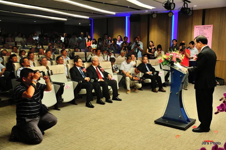 【2016/9/2新舊任總經理在此交接的歷史鏡頭，新任總經理致詞。當時JB在總公司任職，這間簡報室也是充滿回憶的地方，退休前在此聽兩堂課別具意義。】