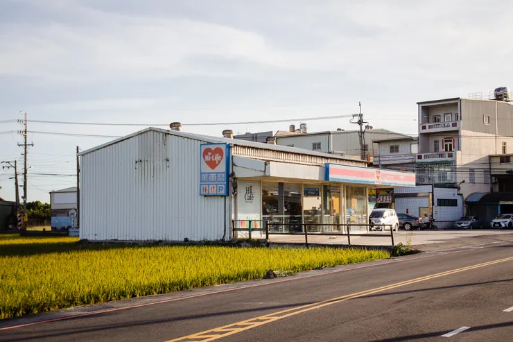 可以選擇這間萊爾富作為番花路之旅的結尾,也能去鹿港逛逛再離開
