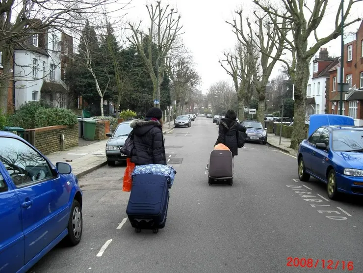 扛著大包小包轉移住宿