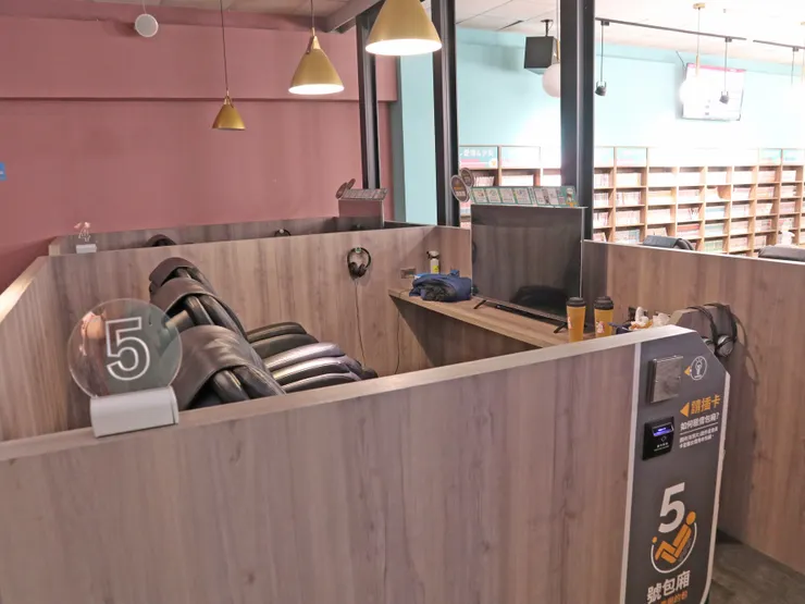 E7 PLAY「視聽 X 按摩椅包廂區」。