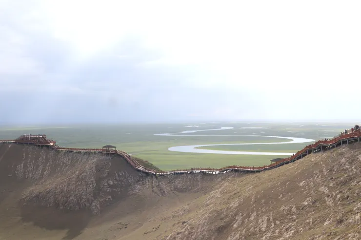 行走在棧木道上，可遠望被天山支脈包圍的草原，冰川與雪山融水滋養草原，是乾旱地區中極為珍貴的濕地草原