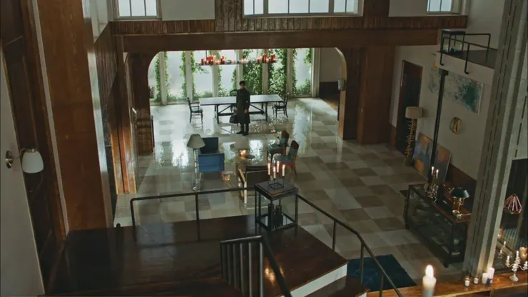 以空間比例來說，沙發組的體積與之並不匹配．但結合適當的顏色及樣式，符合居住者的實用性並讓出其他空間也是一種選擇～