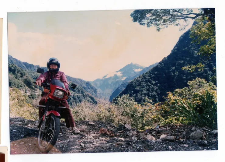 中年時期的老帥哥騎著愛駒上南橫公路｜未來女婿也買了同款車銀色。證明我不自覺地選了和爸爸一樣的人