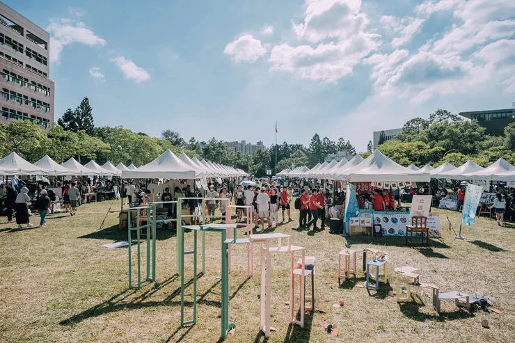 ▲大新竹食農教育嘉年華，邀請年輕藝術家江宜瑾帶領民眾完成的地景藝術《走一條新竹路》。