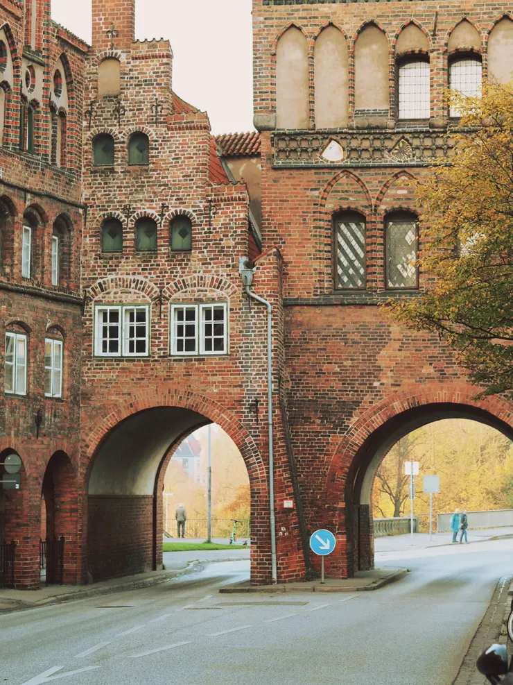 這裡已經是城市的另一個出口，城牆外一片黃，超美！