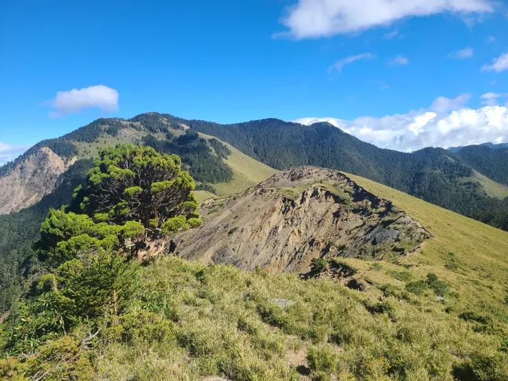 左側掏空，小心靠內走