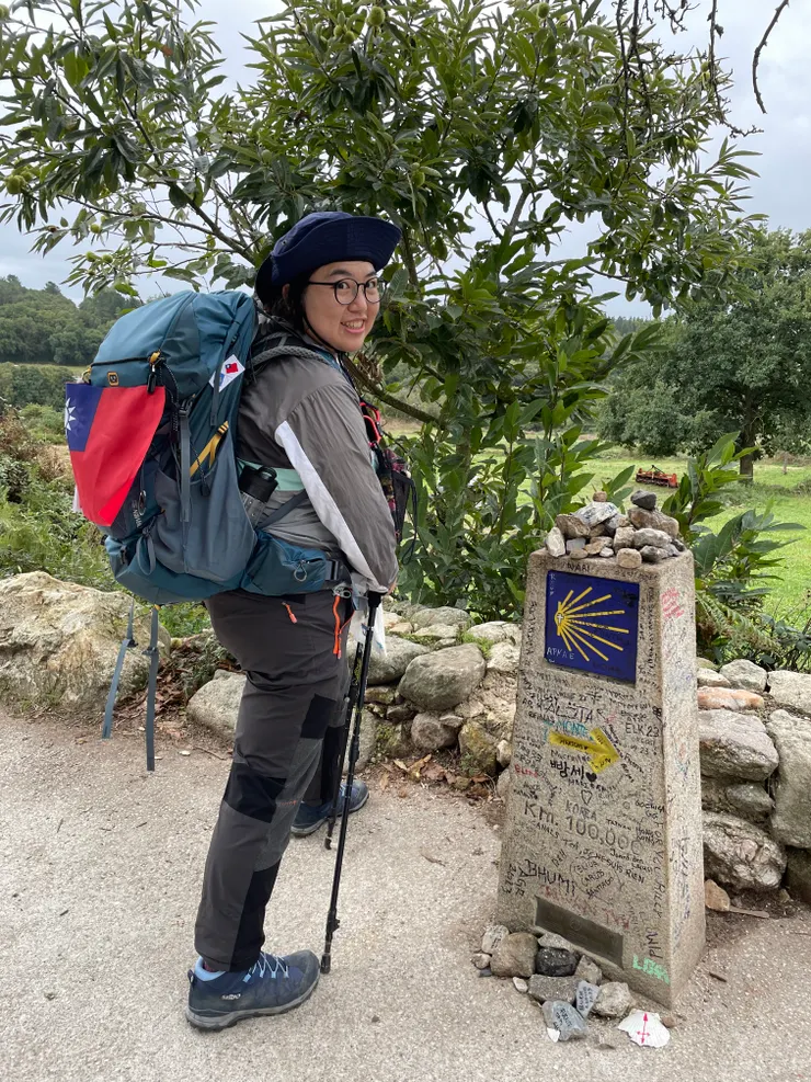 走到剩100公里里程碑，不忘留張照（也要排隊拍照）📷