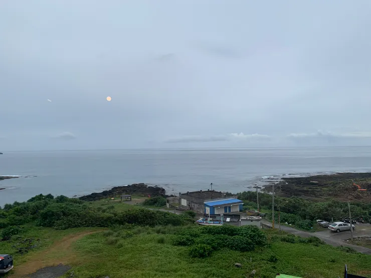 縱使陰雨綿綿,但看著海總是給人一股平靜的感覺