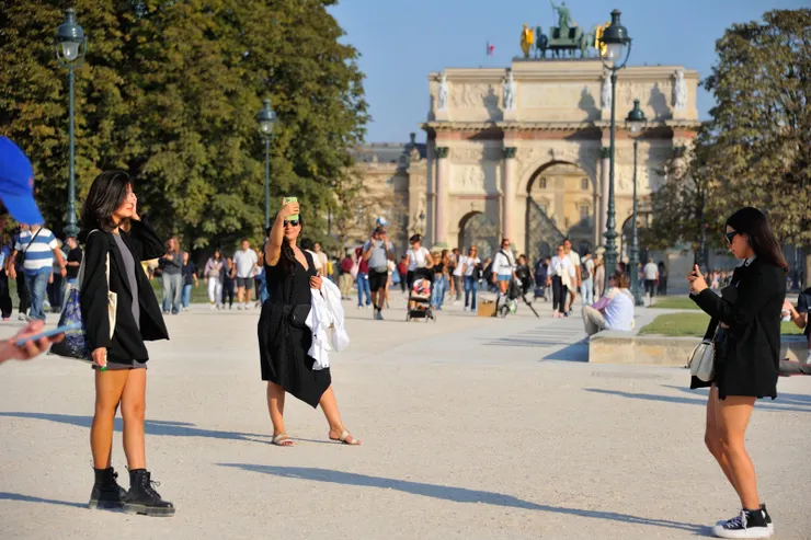 【海軍府杜樂麗花園卡魯索凱旋門 沿里沃利街向東到羅浮宮建築群！卡魯索凱旋門（Arc de Triomphe du Carrousel），位於羅浮宮範圍內的卡魯索廣場（Place du Carrousel），是歷史軸線「凱旋之路」的一部分，由拿破崙一世下令建造，於1806年動工，旨在慶祝他在1805年奧斯特里茨戰役（Battle of Austerlitz）的勝利。裝飾拱門頂部最初裝飾著從威尼斯聖馬可大教堂帶回的四匹鍍金銅馬，後來歸還，現在所見為複製品。】