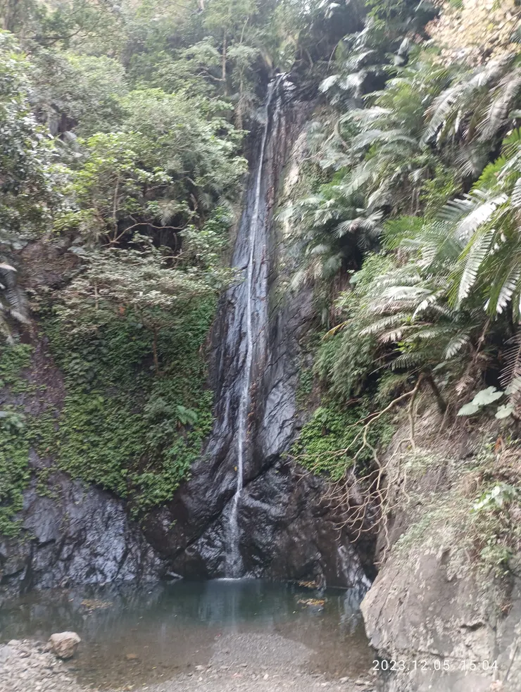 且把衷情寄絹瀑