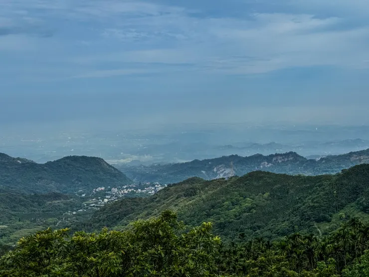 產業道路上的風景和雞籠山是同一片風景