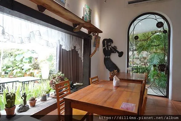 旅行結尾的貓咪花園餐廳