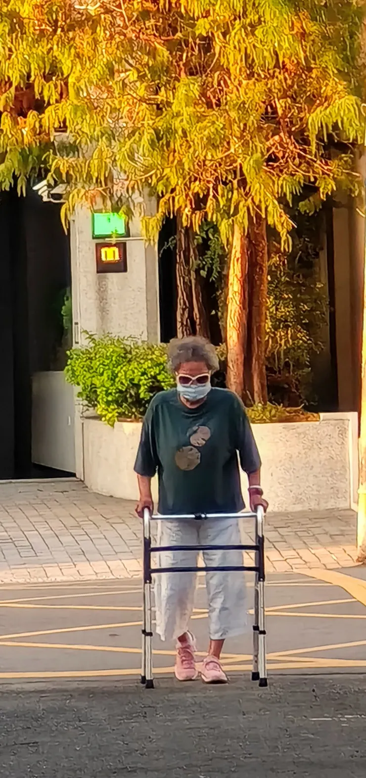 【2023年10月上旬，老媽跌倒摔斷髖骨，此為2024年4月老媽持助行器努力復健中。】