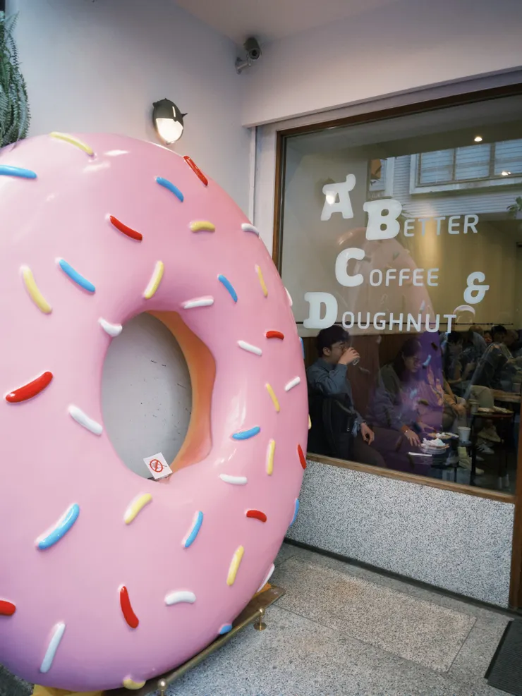店門前巨大甜甜圈的裝置藝術