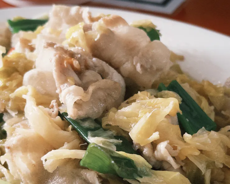 我最驚艷的是，澎湖酸菜。它可以炒魚或是炒肉片，酸的剛剛好，又保有高麗菜的味道，直接外帶一罐回台北。