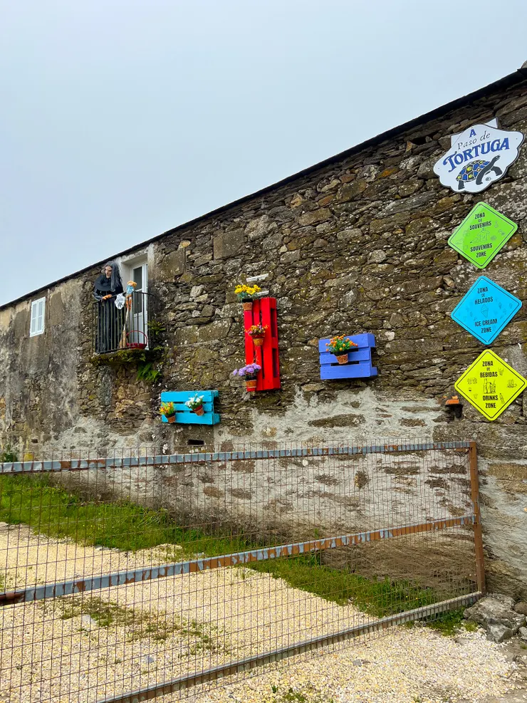 西班牙人真的很幽默～陽台放假巫婆是想嚇誰～