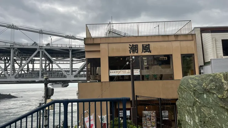 餐廳就在大橋旁，能坐擁海景。