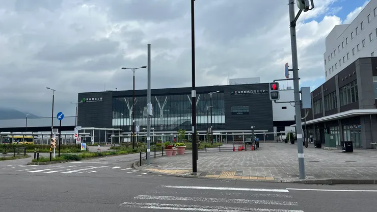 背景也滿像我們部分縣市的高鐵站。