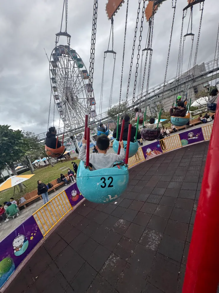 小飛椅，不會太刺激，但是腳離地可能還是有些小朋友還無法適應，比較沒安全感，又不能跟爸爸媽媽一起坐