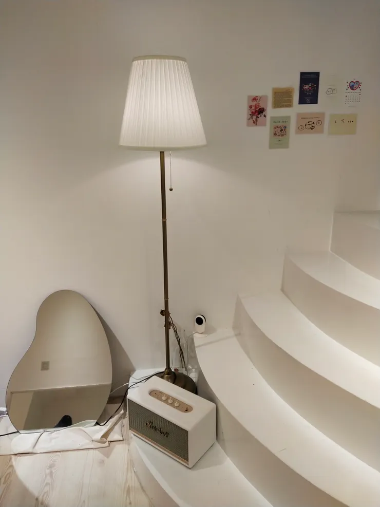 階梯下的Marshall音響、造型鏡子