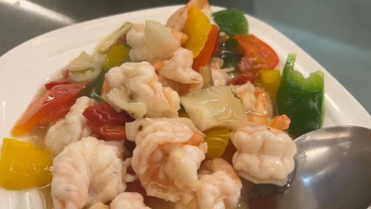 色彩繽紛的「彩椒炒蝦仁」，蝦仁大得誇張且口感爽脆，在滿桌豐盛佳餚中是一道清爽解膩的完美搭配