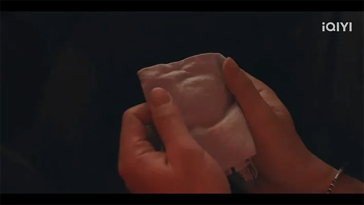 拿出手帕看著,想著心裡的那個人🥺