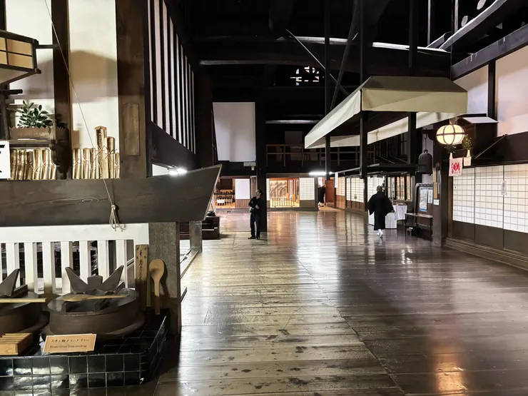 右側是懸掛在上方的食物儲放空間(自行拍攝)