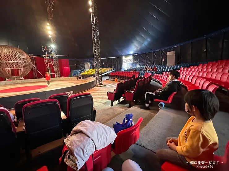 平日沒人潮,我們坐到B區最靠近中間的位置。最前面兩排是A區。黃色為價位最低的C區。