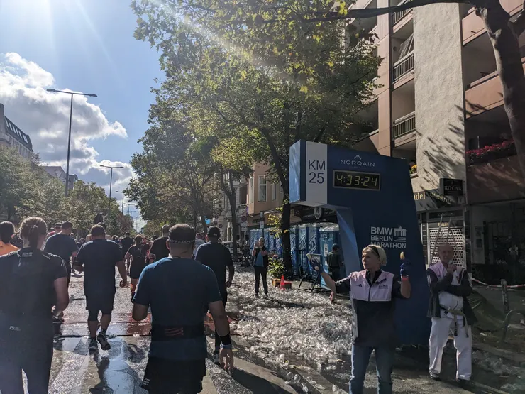 二十五公里處及路旁大量的塑膠杯