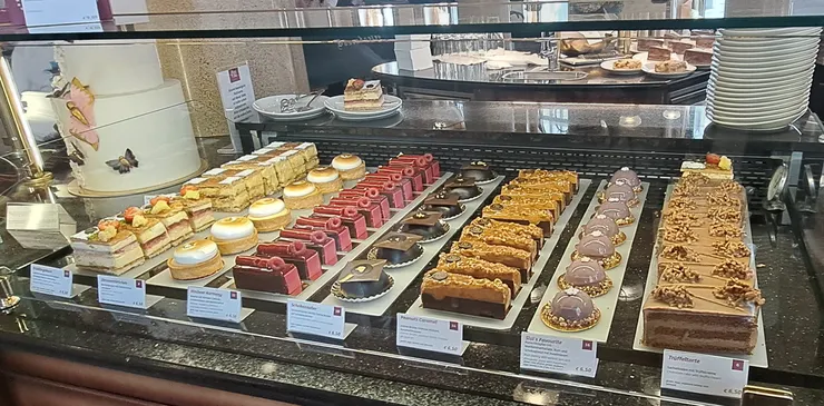 各式蛋糕挺誘人的...建議來喝下午茶就好..餐點沒有很優