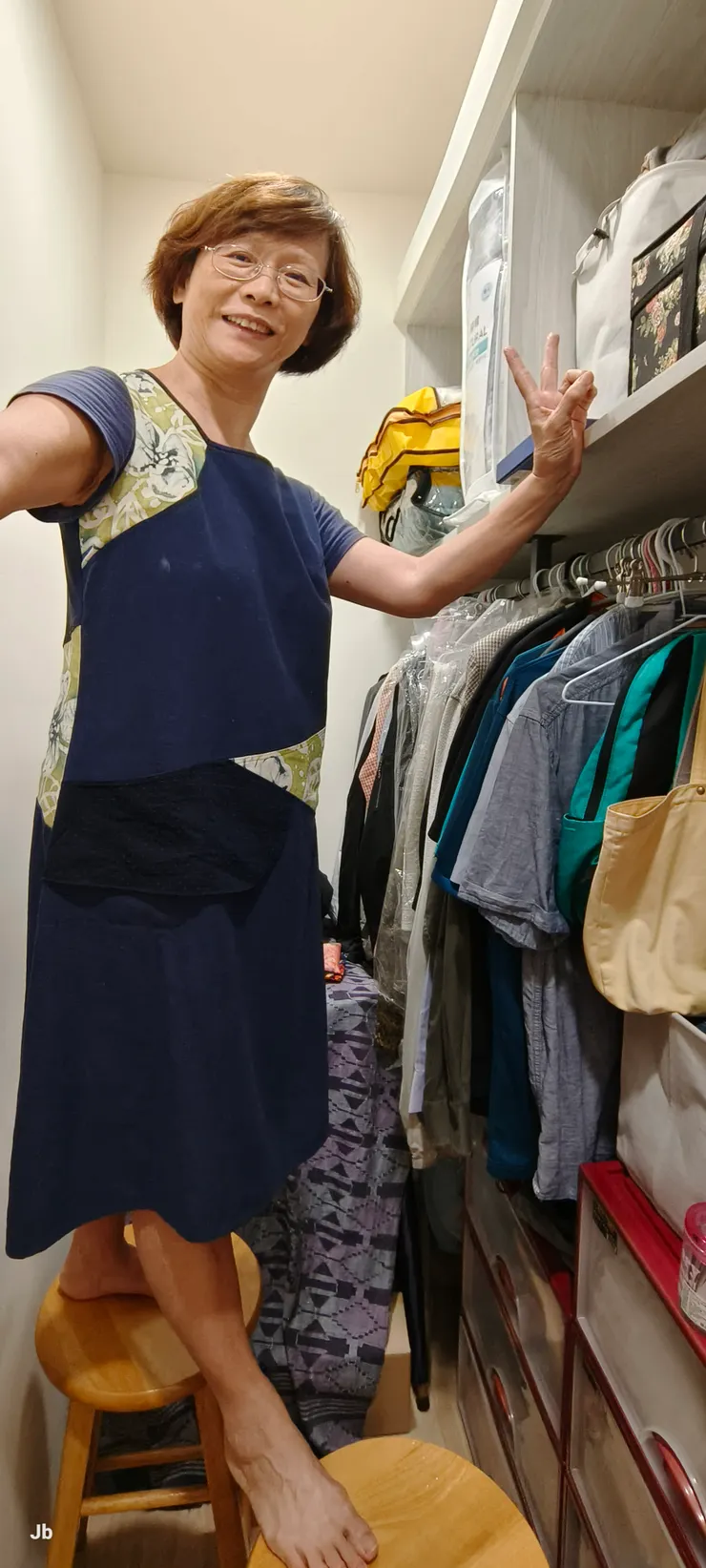 老妻將我們的衣物移上二樓，件數不多，所需空間極小。