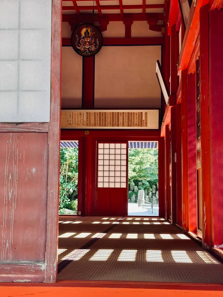 陽光灑下來的光影，別有一番風情。